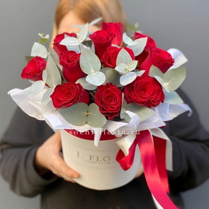 11 роз в шляпной коробке в Москве