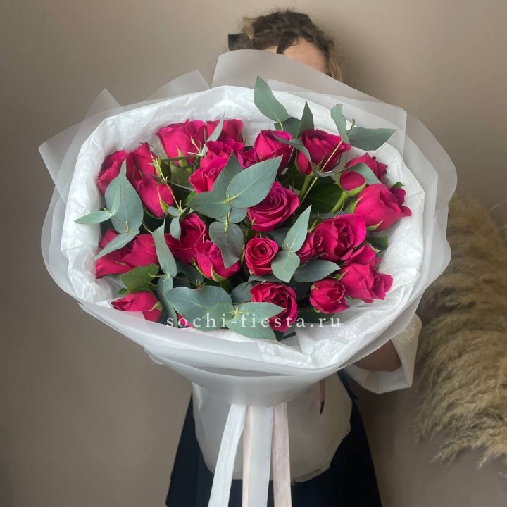 25 малиновых роз с эвкалиптом в Москве