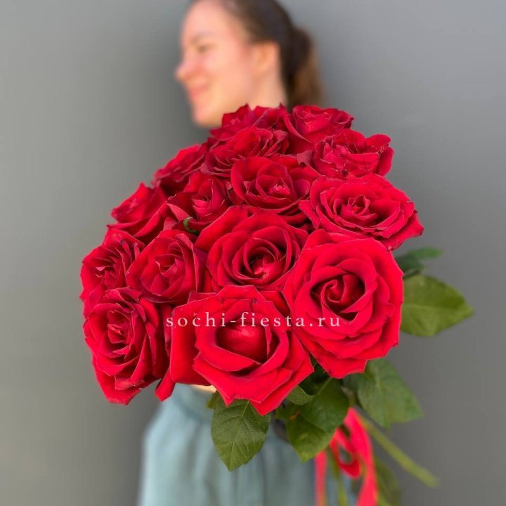 15 красных роз под ленту в Москве