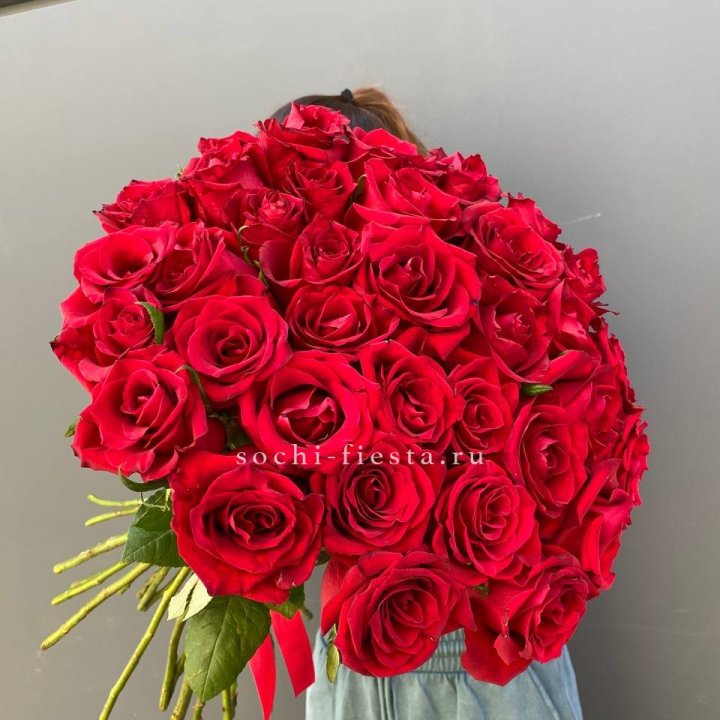 35 красных роз под ленту с доставкой в Москве