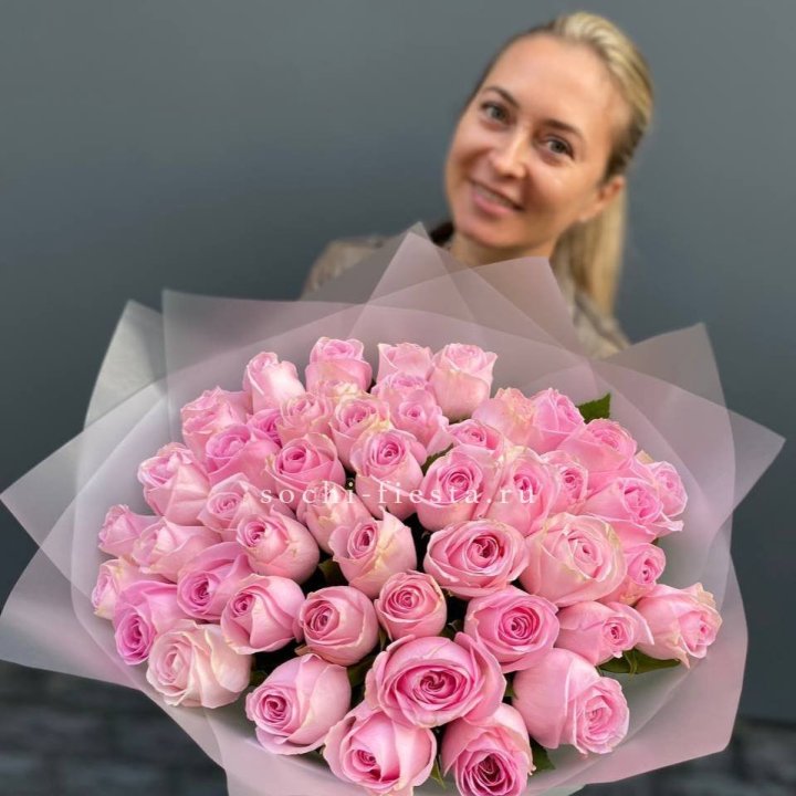 51 розовая роза в Москве