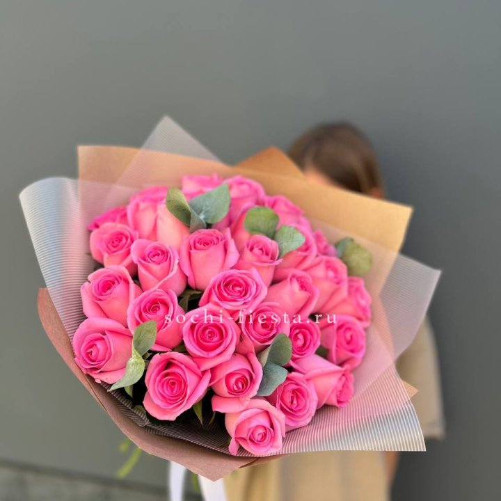 31 розовая роза с эвкалиптом в Москве