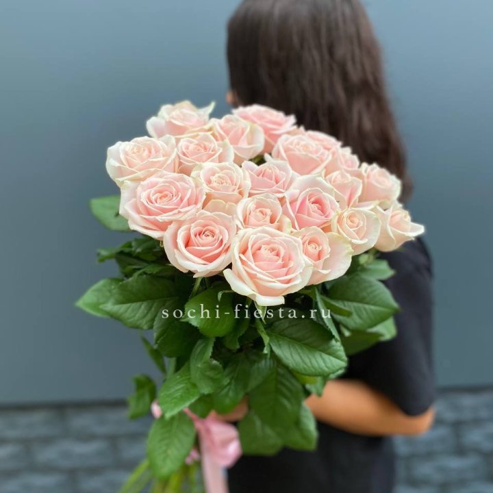 Высокие розовые розы в Москве