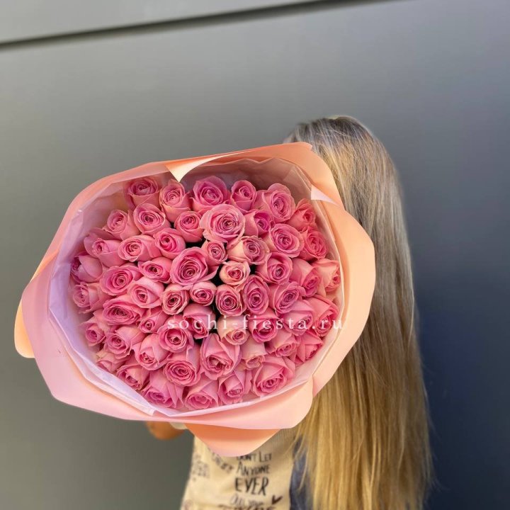 55 розовых роз в Москве