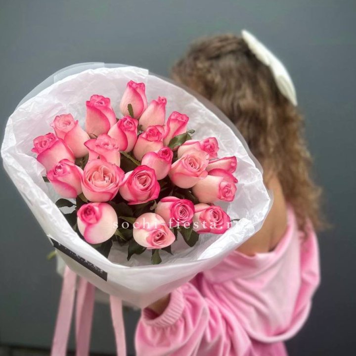 21 розовые розы Венди  в оформлении в Москве
