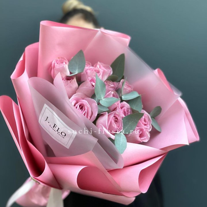 15 Розовых роз с эвкалиптом в Москве