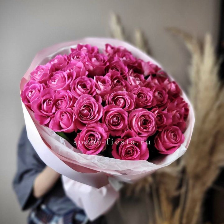 35 розовых роз  в Москве