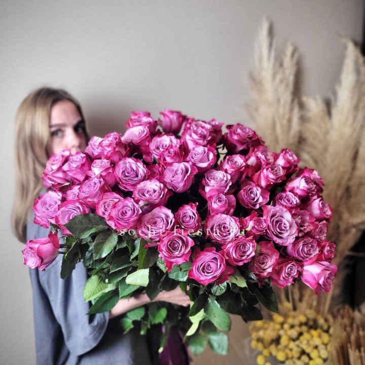 Охапка высоких роз Деп перпел в Москве