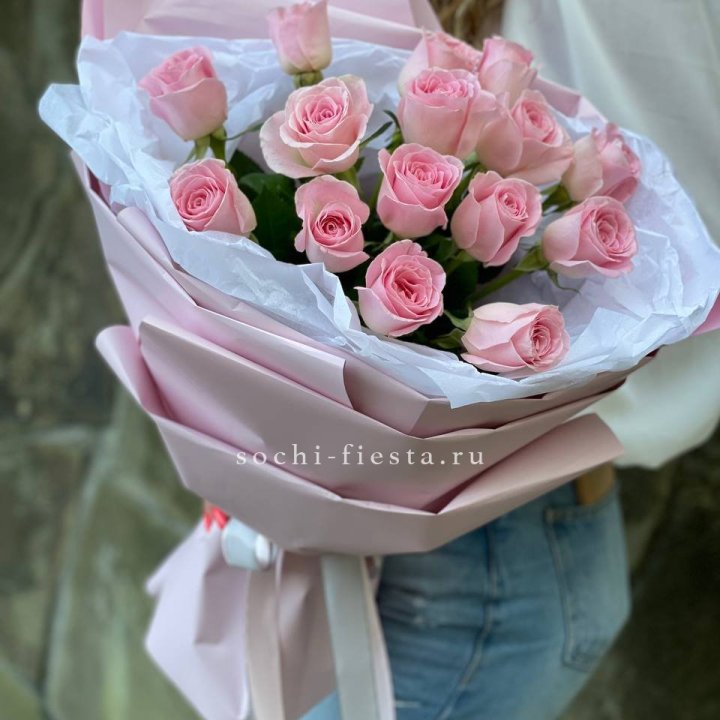Розовые розы в авторском оформлении с доставкой в Москве