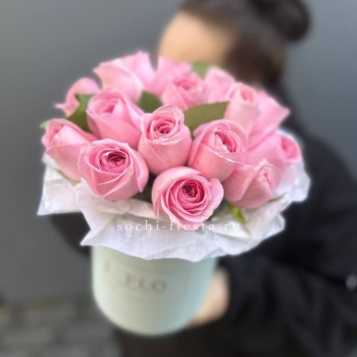 17 розовых роз в цилиндре в Москве