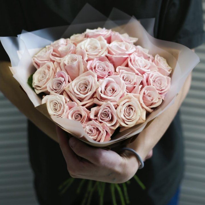 27 кремовых роз в Москве
