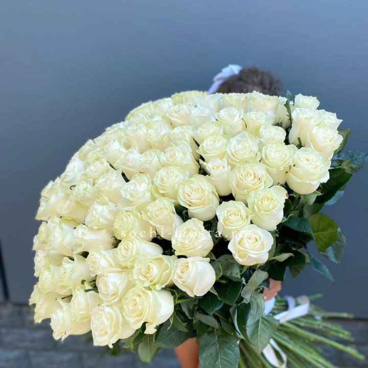 101 белая высокая роза в Москве