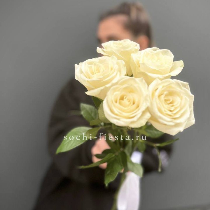 Букет 5 белых роз  в Москве