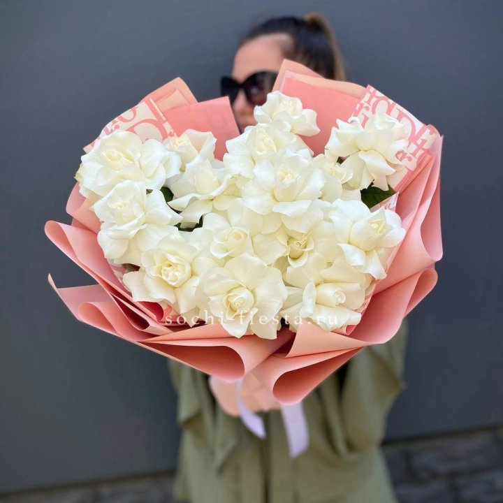 Белые розы "Аморе" в Москве