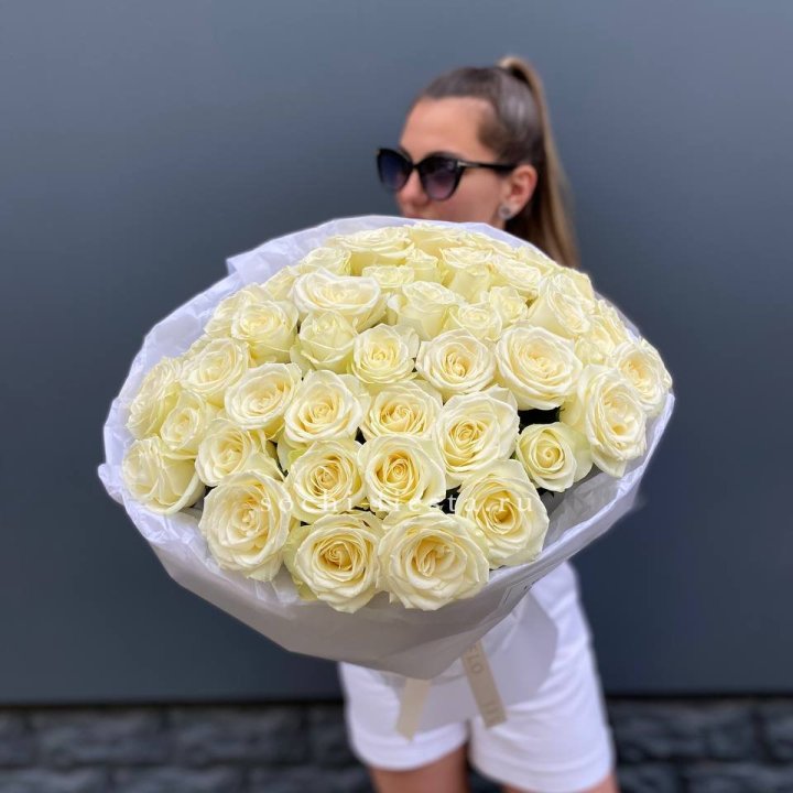 51 белая роза  в Москве