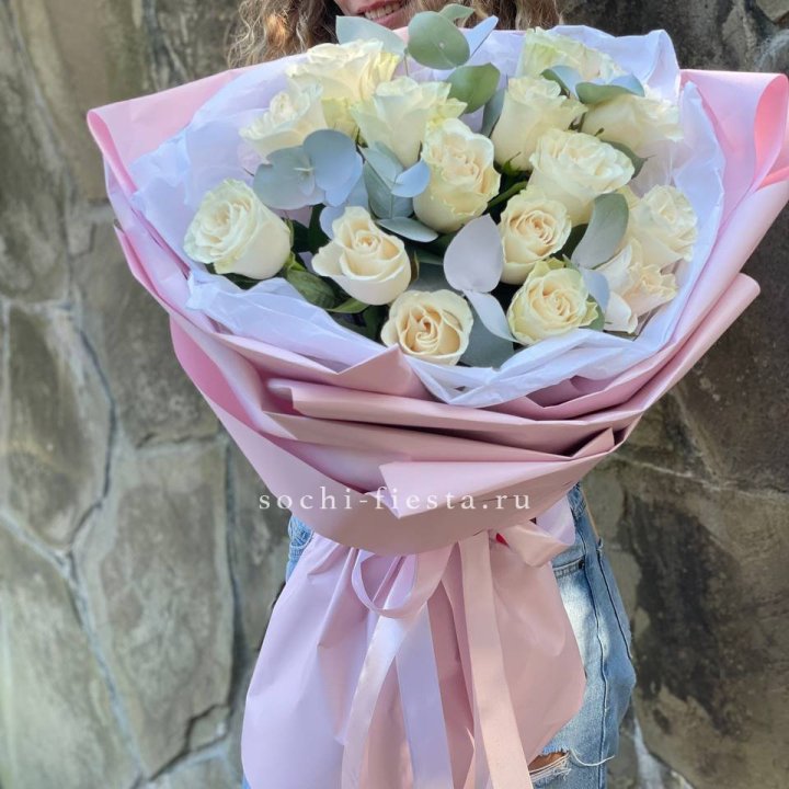 Белые розы в авторском оформлении с доставкой в Москве