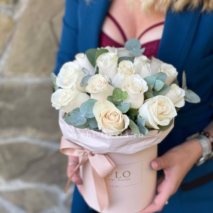 Цилиндр из белых роз в Москве