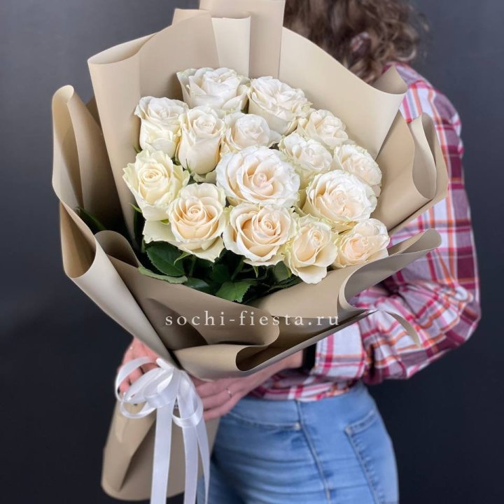 15 белых роз кофе в Москве