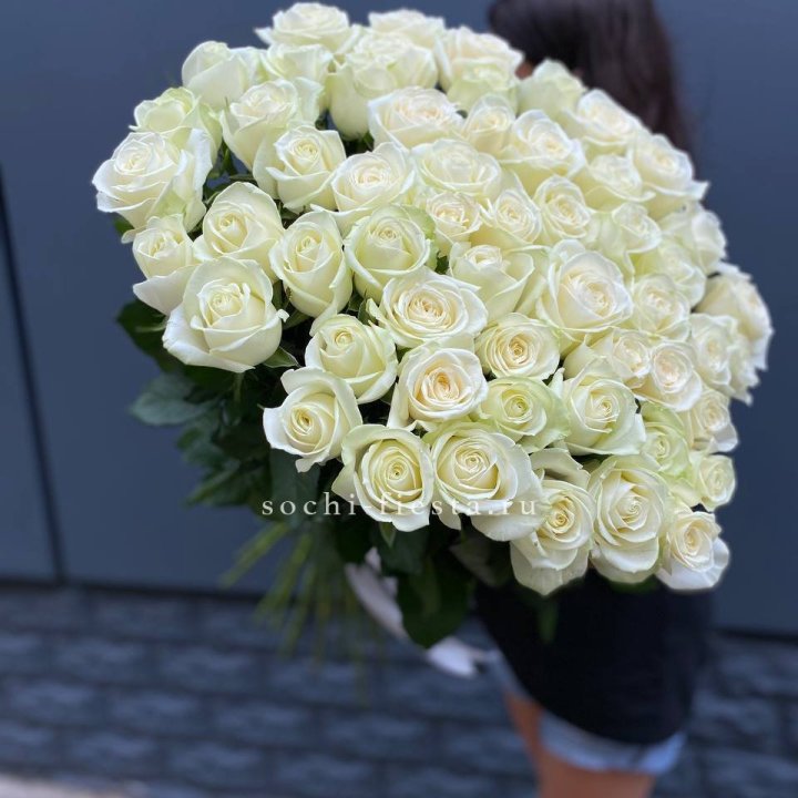 51 белоснежная высокая роза с доставкой в Москве