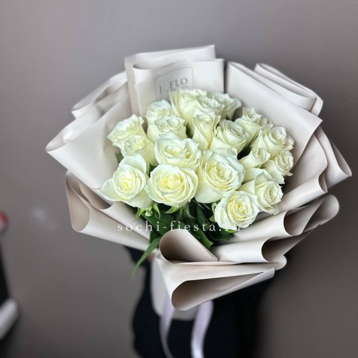 19 белых роз  в Москве