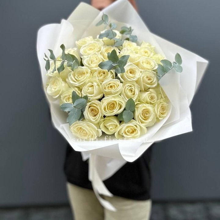 31 белая роза с эвкалиптом в Москве