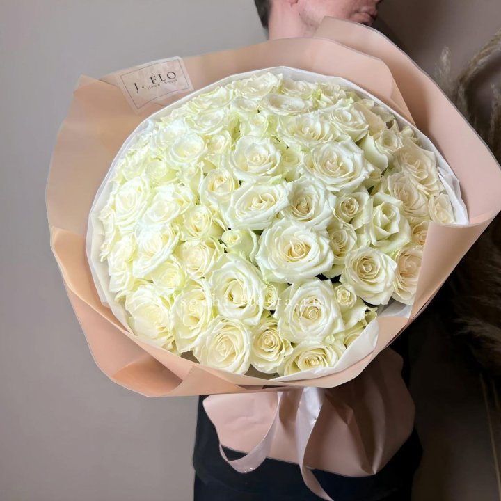 51 белая  роза в оформлении в Москве