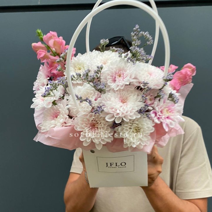 Сумочка из стойких цветов  в Москве