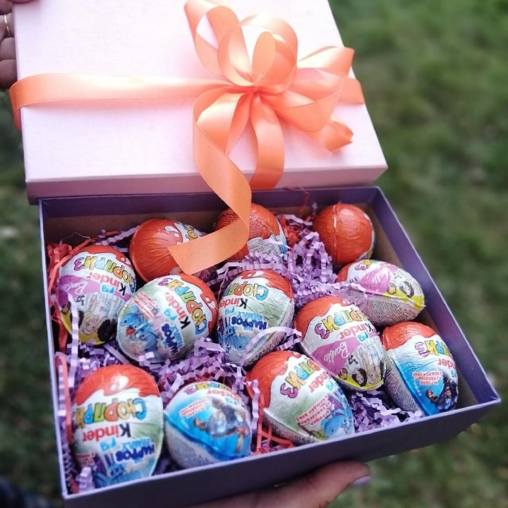 Коробка с киндерами в Москве