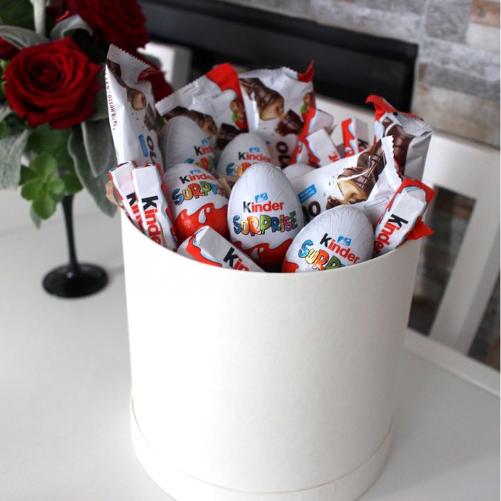 Коробка с киндерами  в Москве