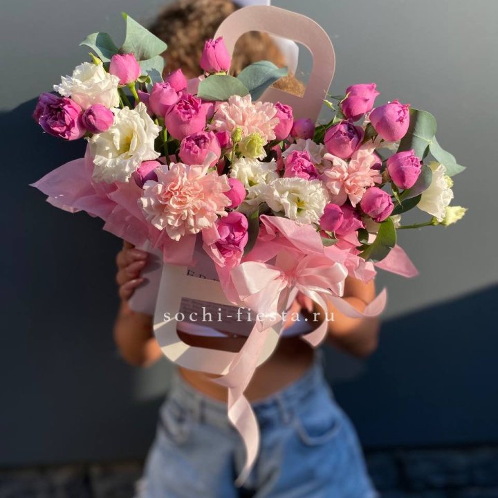 Сумочка с кустовой розой и диантусами в Москве