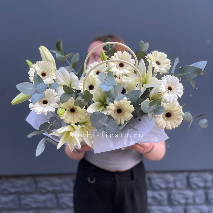 Сумочка лилии и герберы в Москве