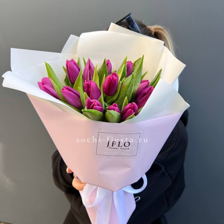 15 пурпурных тюльпанов в Москве