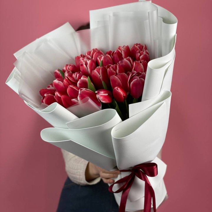 Букет красных тюльпанов в Москве